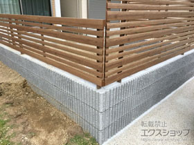 のフェンス・柵 フェンスAA YR1型 横格子〈ランダム〉 木調カラー フリーポールタイプ 施工例