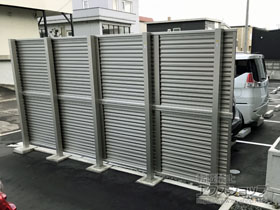 のフェンス・柵 ミエーネフェンス 目隠しルーバータイプ 2段支柱 自立建て用 施工例