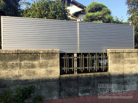 のフェンス・柵 ミエーネ目隠しルーバーフェンス 上段のみ設置 自立建て用 施工例