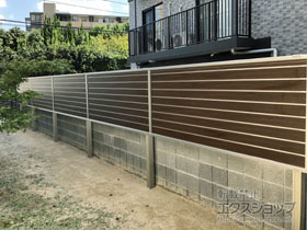 のフェンス・柵 ルシアスフェンスF02型 横目隠し 木調カラー 2段支柱 自立建て用（上段のみ） 施工例