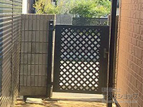 のフェンス・柵 ミエーネフェンス 目隠しルーバータイプ 2段支柱 自立建て用（パネル2段） 施工例