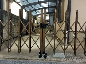 のカーゲート トリップゲートII 1型 シンプル(錠なし) ノンレール 両開き 40W(20S+20M) 施工例