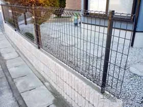LIXIL(リクシル)のフェンス・柵・塀 ハイグリッドフェンスN8型 フリーポールタイプ 施工例