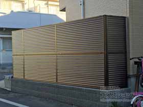 のフェンス・柵 ミエーネフェンス 目隠しルーバータイプ 2段支柱 自立建て用(パネル2段) 施工例