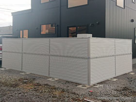 のフェンス・柵 ミエーネフェンス 目隠しルーバータイプ 2段支柱 自立建て用 施工例