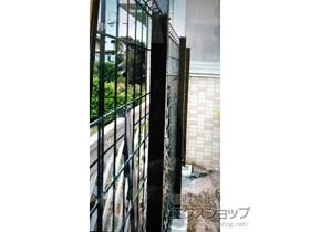 LIXIL(リクシル)のフェンス・柵・塀 ハイグリッドフェンスN8型 高尺タイプ フリーポールタイプ 施工例