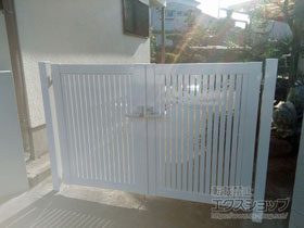 の門扉 シンプレオ門扉4型 縦太格子 両開き 門柱使用 施工例