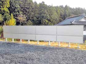 のフェンス・柵 ミエーネフェンス 目隠しルーバータイプ 2段支柱 自立建て用 施工例