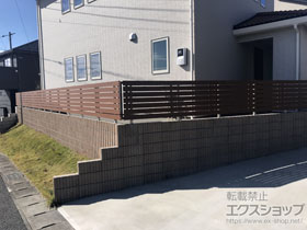 のフェンス・柵 ルシアスフェンスH02型 横板格子 木調カラー 自由柱施工 施工例