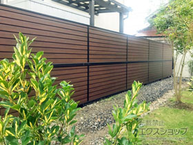 のフェンス・柵 モクアルフェンス 目隠しタイプ 2段支柱 自立建て用 施工例