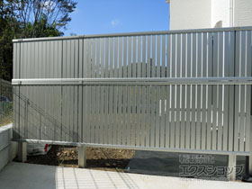 のフェンス・柵 シンプレオフェンス4型 たて太格子 2段支柱 自立建て用 施工例