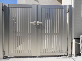 の門扉 シンプレオ門扉4型 縦太格子 両開き 門柱使用 施工例