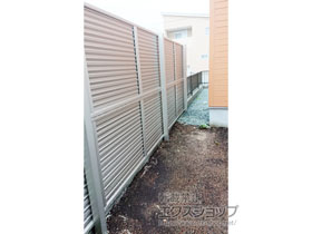 のフェンス・柵 ミエーネフェンス 目隠しルーバータイプ 2段支柱 自立建て用 施工例