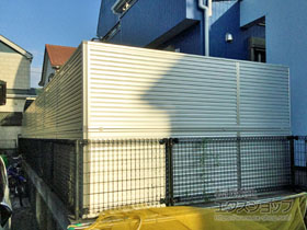 のフェンス・柵 ミエーネフェンス 目隠しルーバータイプ 2段支柱 自立建て用（パネル2段） 施工例