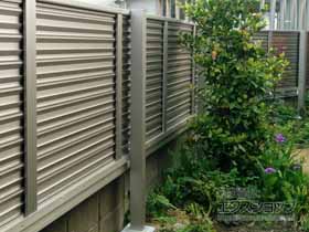 のフェンス・柵 ミエーネフェンス 目隠しルーバータイプ 2段支柱 自立建て用（パネル1段） 施工例
