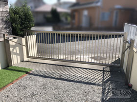 のカーゲート スウィングアップゲート2型 縦格子 手動式 施工例