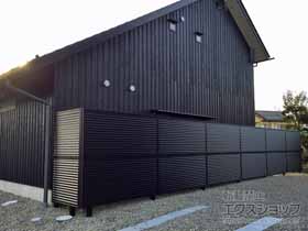 のフェンス・柵 ミエーネフェンス 目隠しルーバータイプ 2段支柱 自立建て用（パネル2段） 施工例