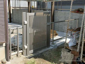 YKKAPの門扉 シンプレオ門扉2型 縦格子 片開き 門柱使用 施工例
