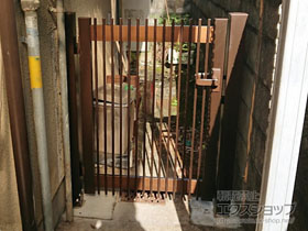 の門扉 【特注】シンプレオ門扉T1型 縦格子 片開き 門柱仕様 施工例