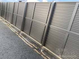 のフェンス・柵 ミエーネフェンス 目隠しルーバータイプ 2段支柱 自立建て用（パネル2段） 施工例