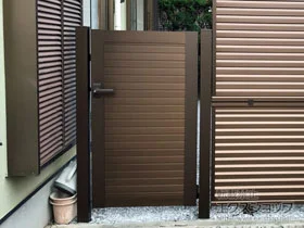 YKKAPの門扉 シンプレオ門扉5型 横目隠し 片開き 門柱使用 施工例