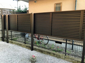 のフェンス・柵 ミエーネフェンス 目隠しルーバータイプ 2段支柱 自立建て用（パネル1段） 施工例