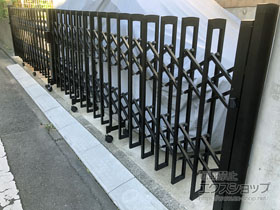 のカーゲート トリップゲートII S型 傾斜地対応 ノンレール 両開き 66W（33S+33M） 施工例