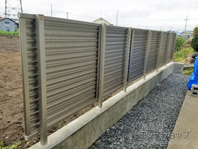 のフェンス・柵 ミエーネフェンス 目隠しルーバータイプ 自由柱施工 施工例