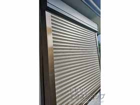 の窓シャッター 【特注】リフォームシャッター 電動式 標準タイプ *ボックス下げ納まり 施工例