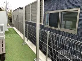 Value Selectのフェンス・柵・塀 ミエーネフェンス 目隠しルーバータイプ 2段支柱 自立建て用 施工例