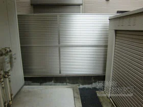 Value Selectの ミエーネフェンス 目隠しルーバータイプ 2段支柱 自立建て用（パネル2段） 施工例