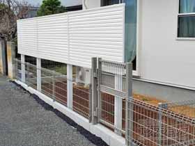 のフェンス・柵 ミエーネフェンス 目隠しルーバータイプ 2段支柱 自立建て用(パネル1段) 施工例