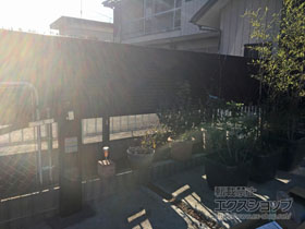 のフェンス・柵 ミエーネフェンス 目隠しルーバータイプ 2段支柱 自立建て用（パネル1段） 施工例