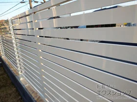 LIXIL(リクシル)のフェンス・柵・塀 フェンスAB YS2型 横スリット2 フリーポールタイプ 施工例