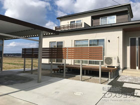 のフェンス・柵 ルシアスフェンスF04型 横板 木目カラー 2段支柱 自立建て用 施工例
