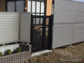 YKKAPの門扉 シンプレオ門扉1型 横格子 両開き親子 門柱使用 施工例