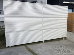 のフェンス・柵 ミエーネフェンス 目隠しルーバータイプ 3段支柱 自立建て用 施工例