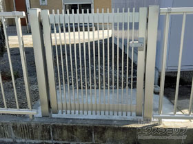 の門扉 シンプレオ門扉T1型 縦格子 片開き 門柱使用 施工例