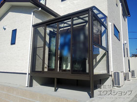 のテラス囲い・サンルーム サニージュ R型 床納まり ランマ無 積雪〜20cm対応 *片袖納まり 施工例