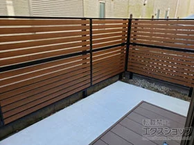 Value Selectのフェンス・柵・塀 モクアルフェンス 横板タイプ 2段支柱 自立建て用(パネル2段) 施工例