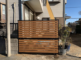 のフェンス・柵 モクアルフェンス 横板タイプ 2段支柱 自立建て用（パネル2段） 施工例