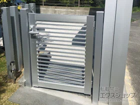 YKKAPの門扉 シンプレオ門扉9型 横粗格子 片開き 門柱使用 施工例