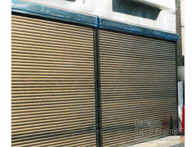 のガレージシャッター ガレージシャッタークワトロ 電動式 外部付タイプ 施工例