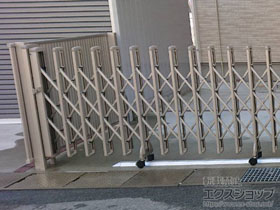 のフェンス・柵 シンプレオフェンス4型 たて太格子 2段支柱 自立建て用〈パネル1段〉 施工例