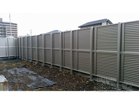 のフェンス・柵 ミエーネフェンス 目隠しルーバータイプ 2段支柱 自立建て用（パネル2段） 施工例