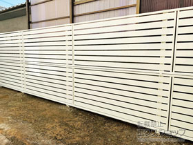 のフェンス・柵 シンプレオフェンスSY1型 横半目隠し 2段支柱 自立建て用 施工例