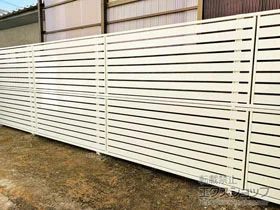 YKKAPのフェンス・柵・塀 シンプレオフェンスSY1型 横半目隠し 2段支柱 自立建て用 施工例