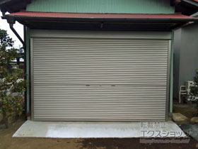のガレージシャッター 【特注】ガレージシャッタークワトロ 手動式 外部付タイプ 施工例