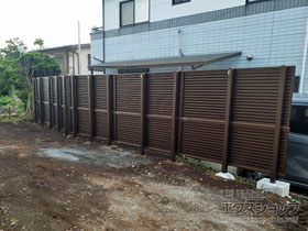 のフェンス・柵 ミエーネフェンス 目隠しルーバータイプ 2段支柱 自立建て用（パネル2段） 施工例