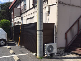 のフェンス・柵 ミエーネフェンス 目隠しルーバータイプ 2段支柱 自立建て用　自由柱施工 施工例